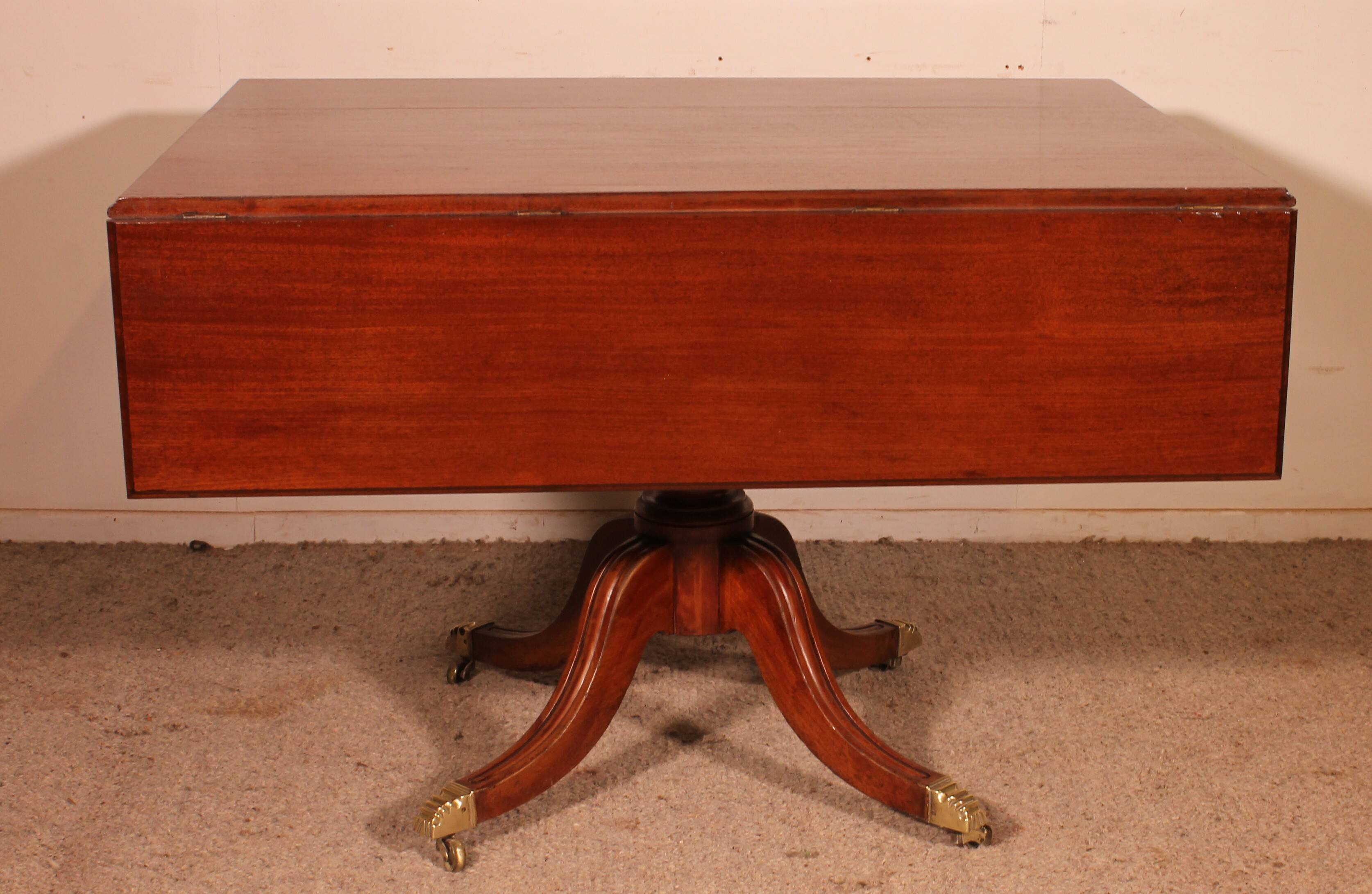 Pembroke table in solid mahogany from the 19th century.