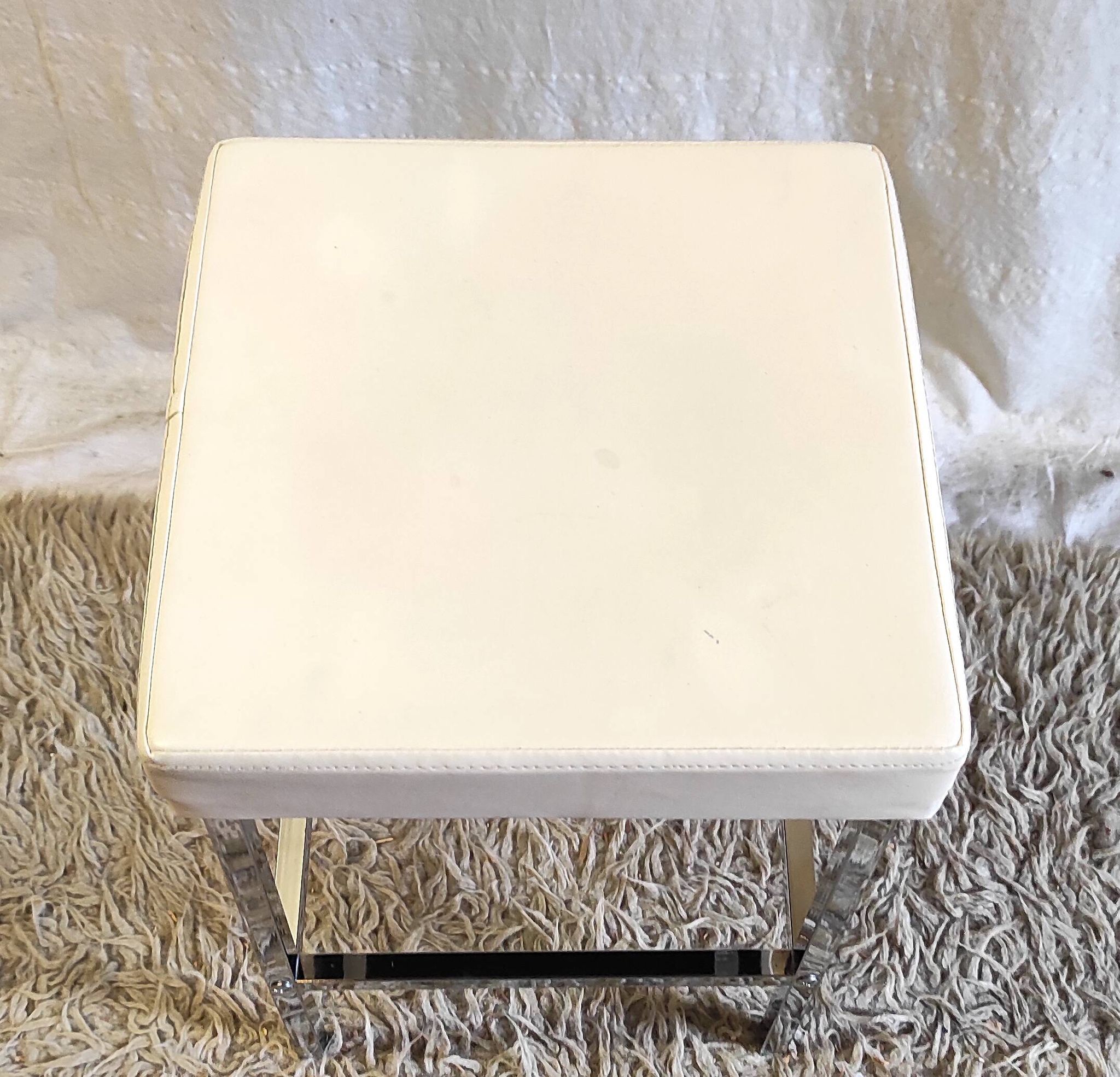 Tabouret design en métal chromé et similicuir blanc - mid. XXème
