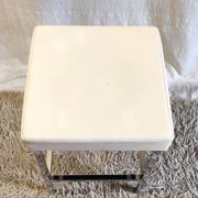 Tabouret design en métal chromé et similicuir blanc - mid. XXème