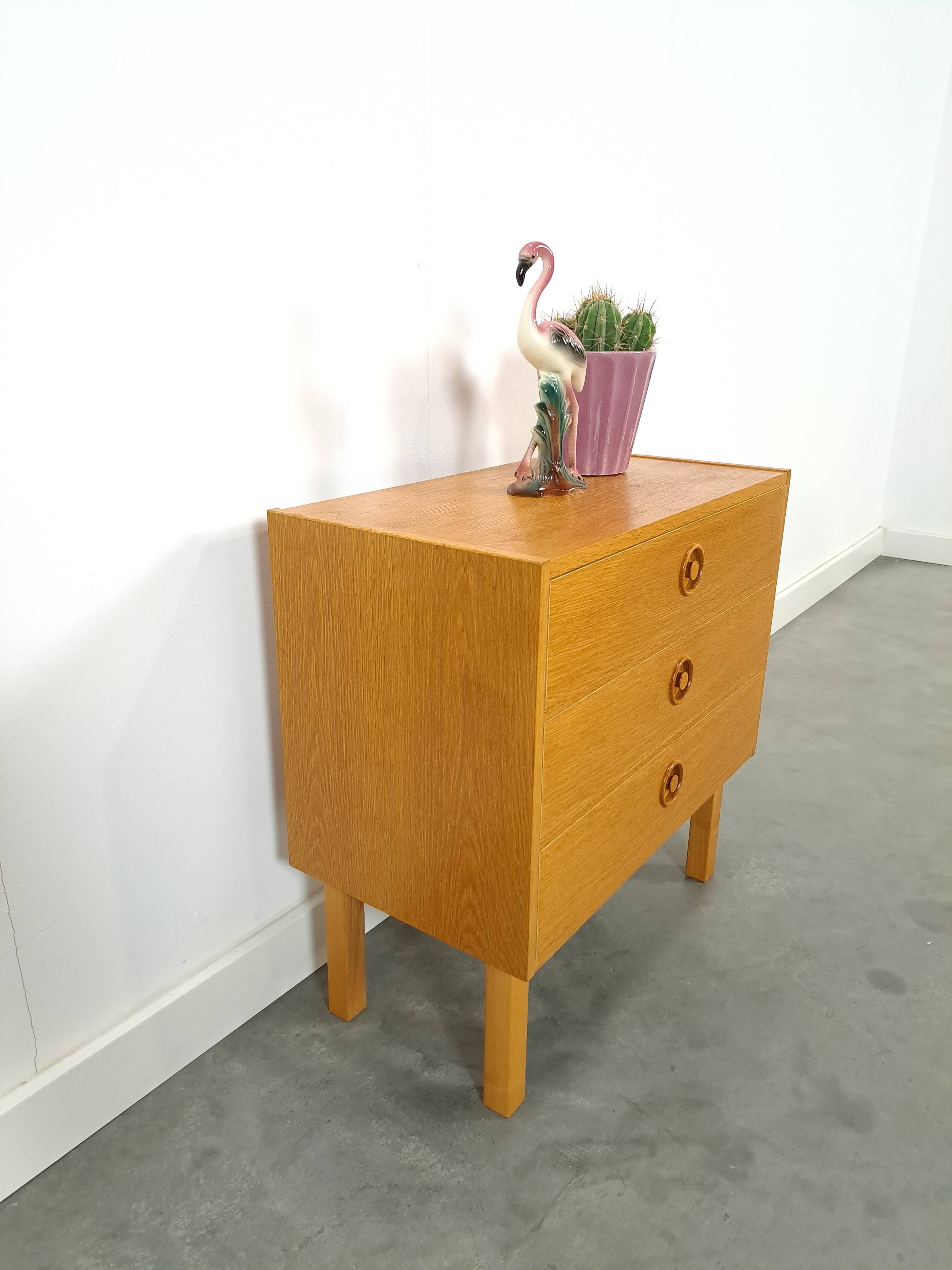 Commode en placage avec poignées rondes de Suède