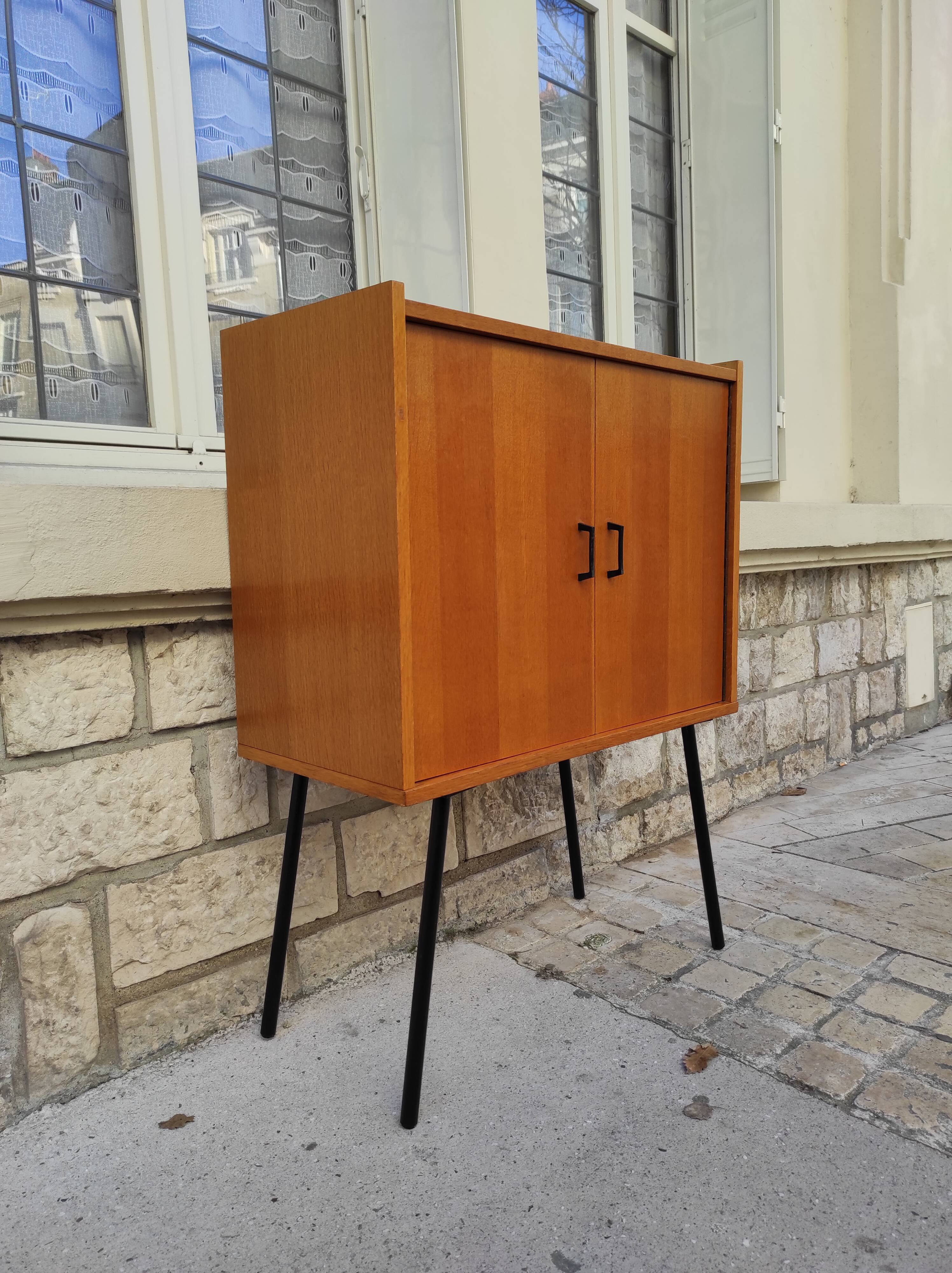 Piece of furniture feet metal compass