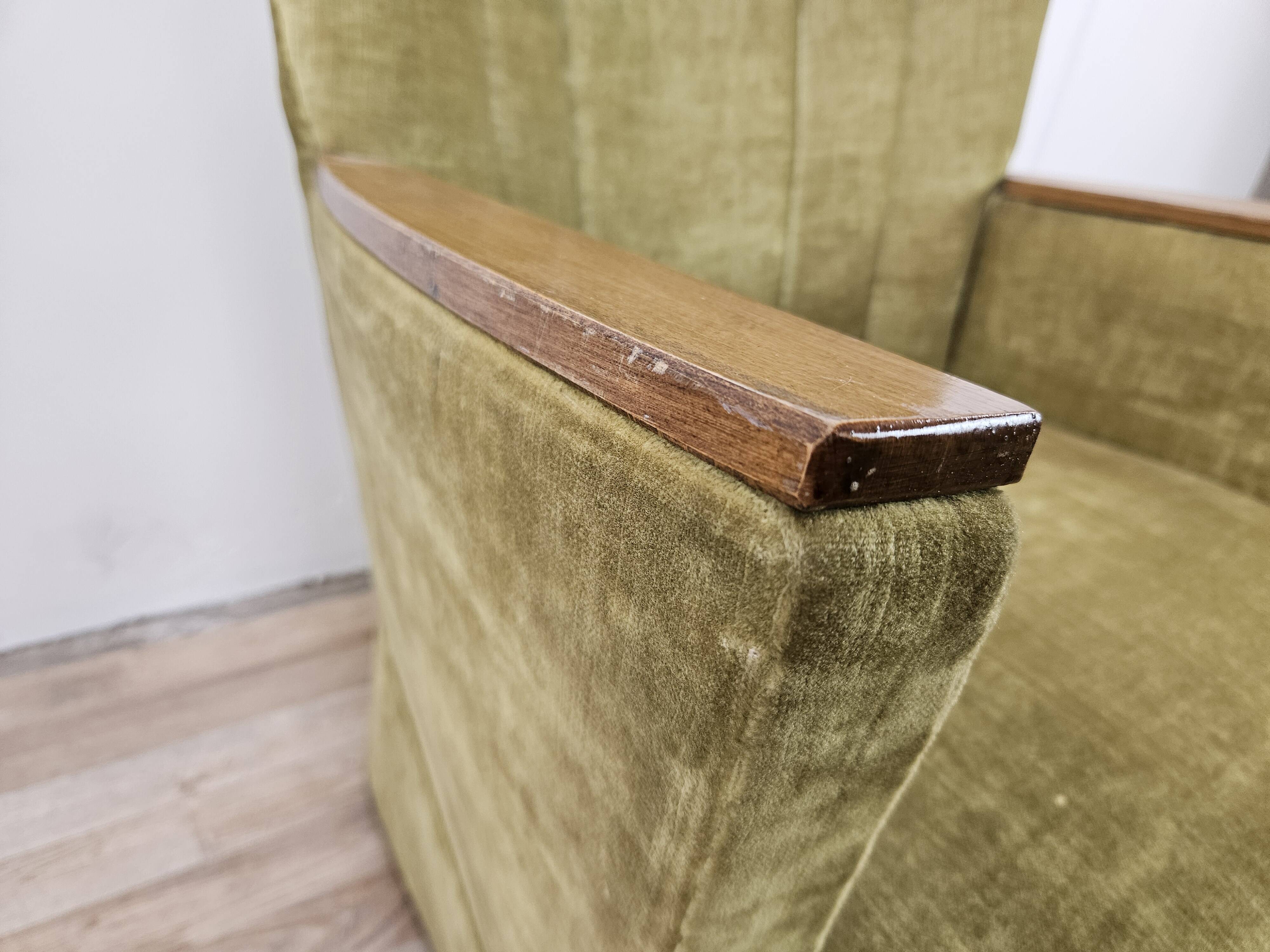 Deux fauteuils cocktail en tissu vert des années 1950 à roulettes
