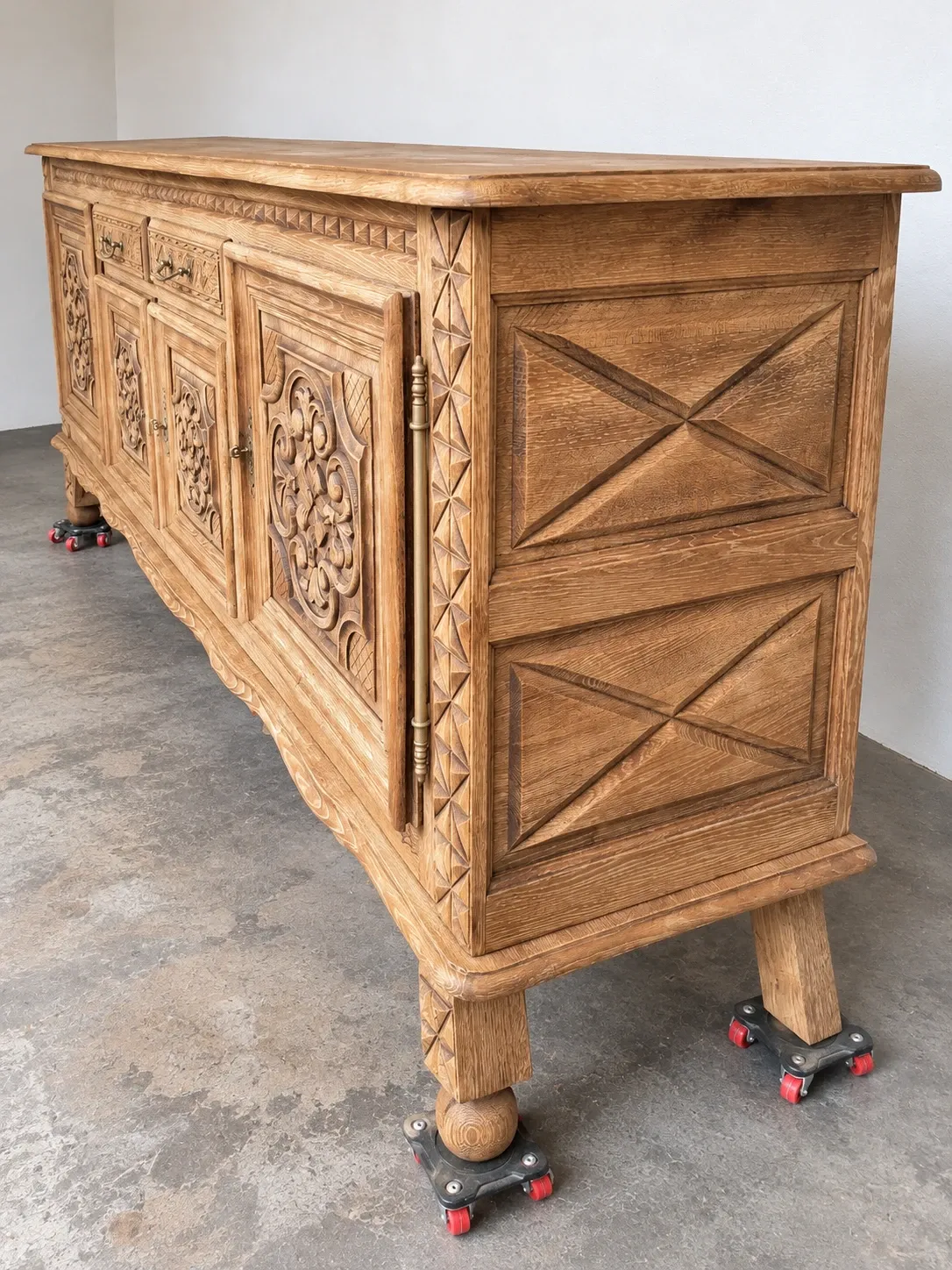 Buffet en bois massif mouluré