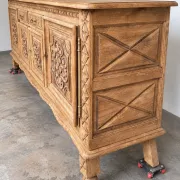 Buffet en bois massif mouluré