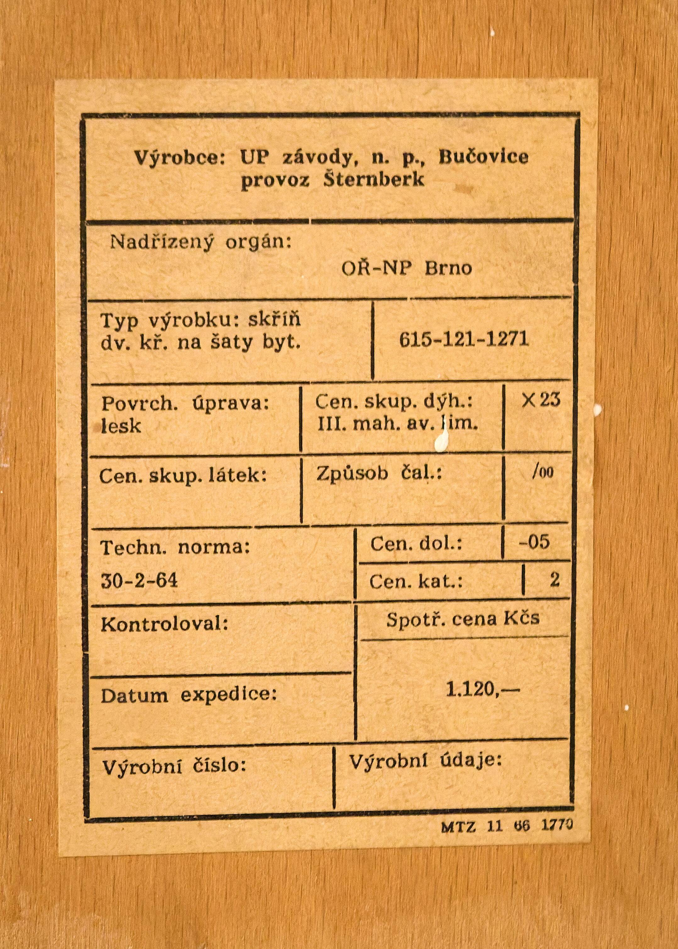 Armoire à deux portes de Mojmír Požár pour UP Závody, Tchécoslovaquie, années 1960.