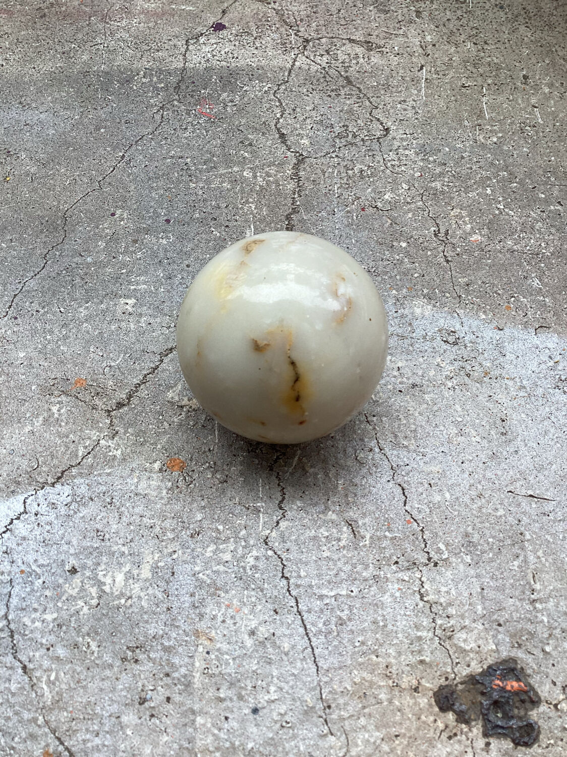 Sphère en marbre blanc