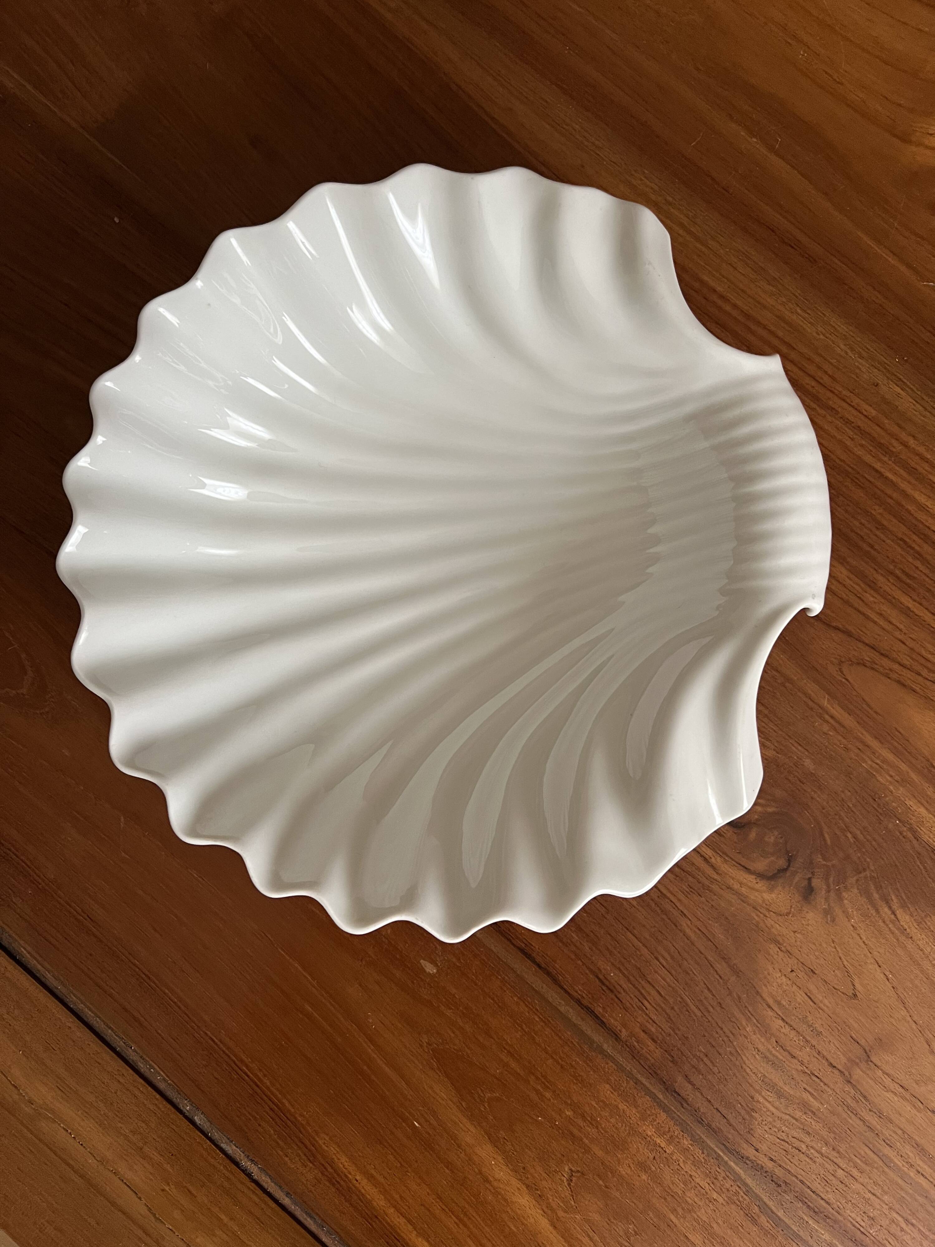 Large shell-shaped dish – white porcelain – Width 31 cm