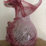 Vase en verre soufflé main nuance rose à décor sculptural de feuilles