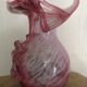 Vase en verre soufflé main nuance rose à décor sculptural de feuilles
