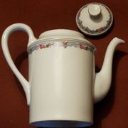 Cafetière ancienne en porcelaine