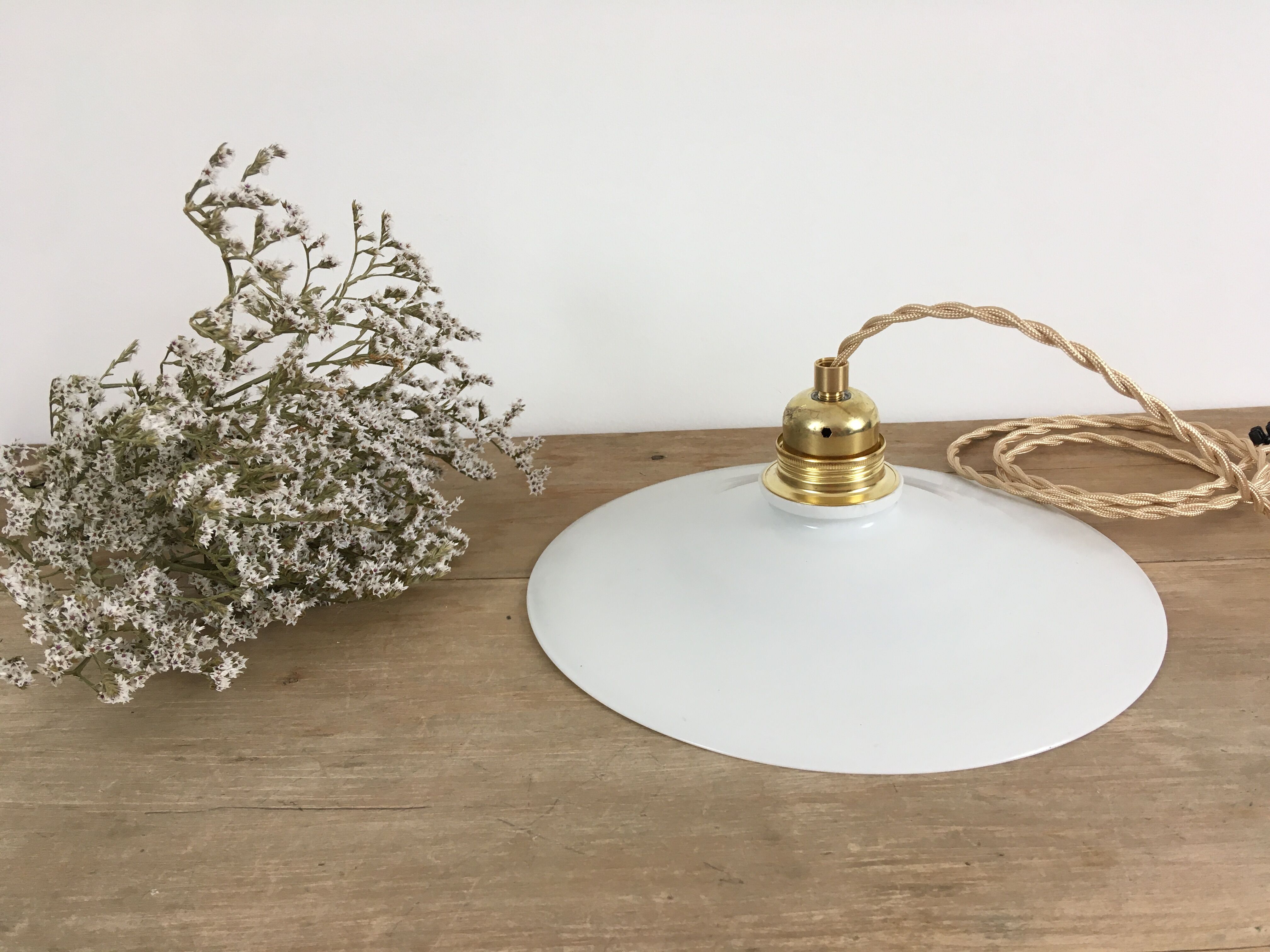 Pair of opaline suspensions