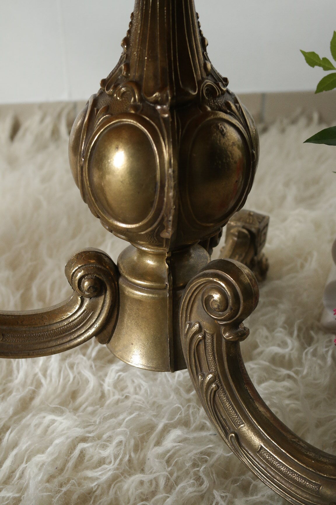 Coffee table in brass and onyx