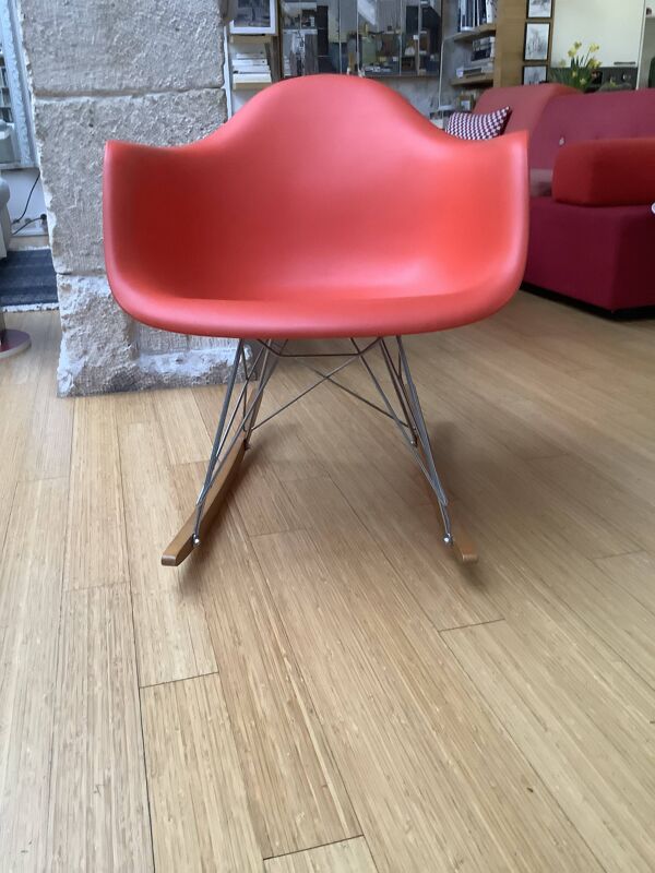 Fauteuil à bascule de charles Eames par Vitra