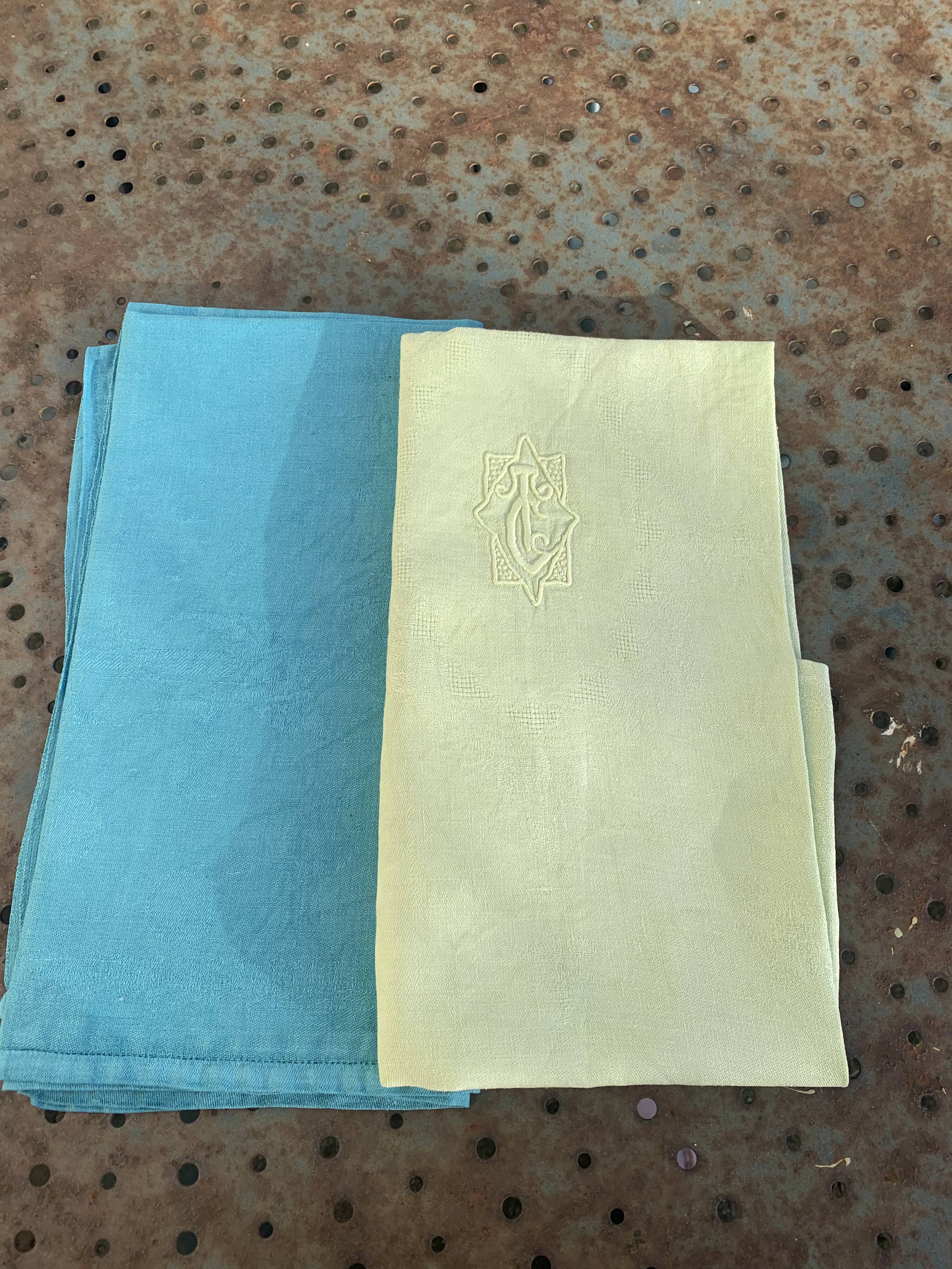 Lot duo, compose de deux grandes serviettes en coton et lin teintées bleue et verte anis, brodées,