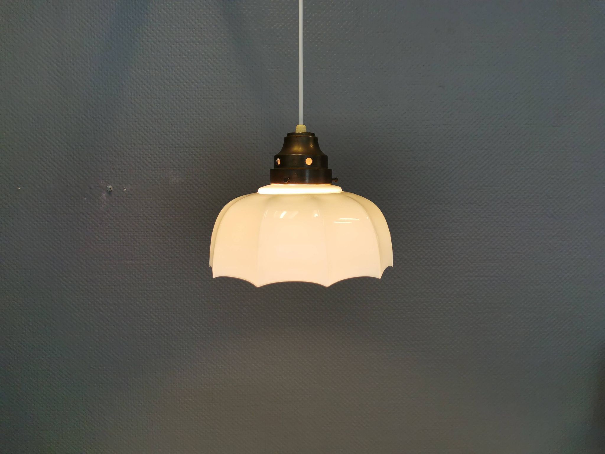 "Umbrella lamp" Danish and from the 1940s-1950s in beautiful cream colour with brass top.