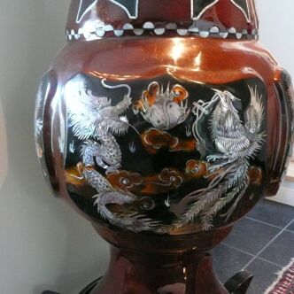 Red lacquer vase with mother-of-pearl inlay