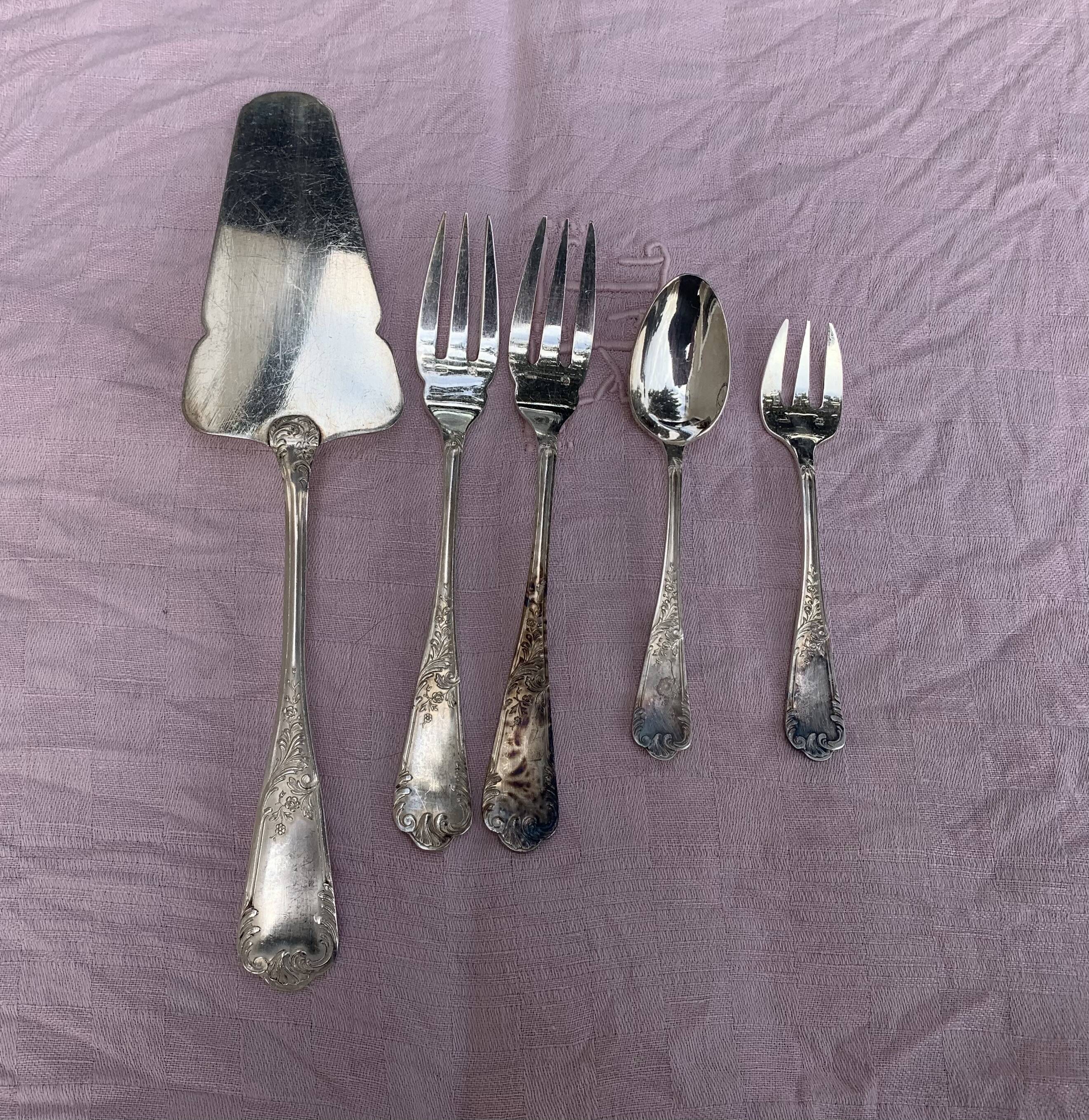 5 silver-plated cutlery, pie server, two forks, small fork and spoon, punch
