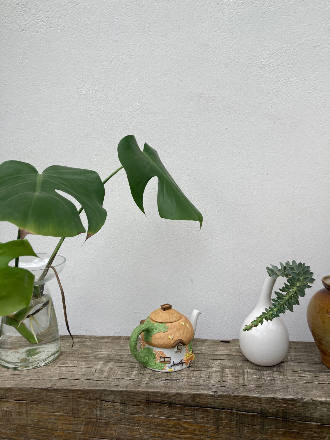 Homemade English teapot in glazed porcelain and Staffordshire biscuit - Christopher Wren cottages slip