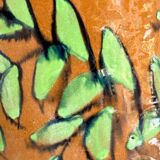 Cache-pot en céramique marron avec motif de feuillage vert peint à la main.