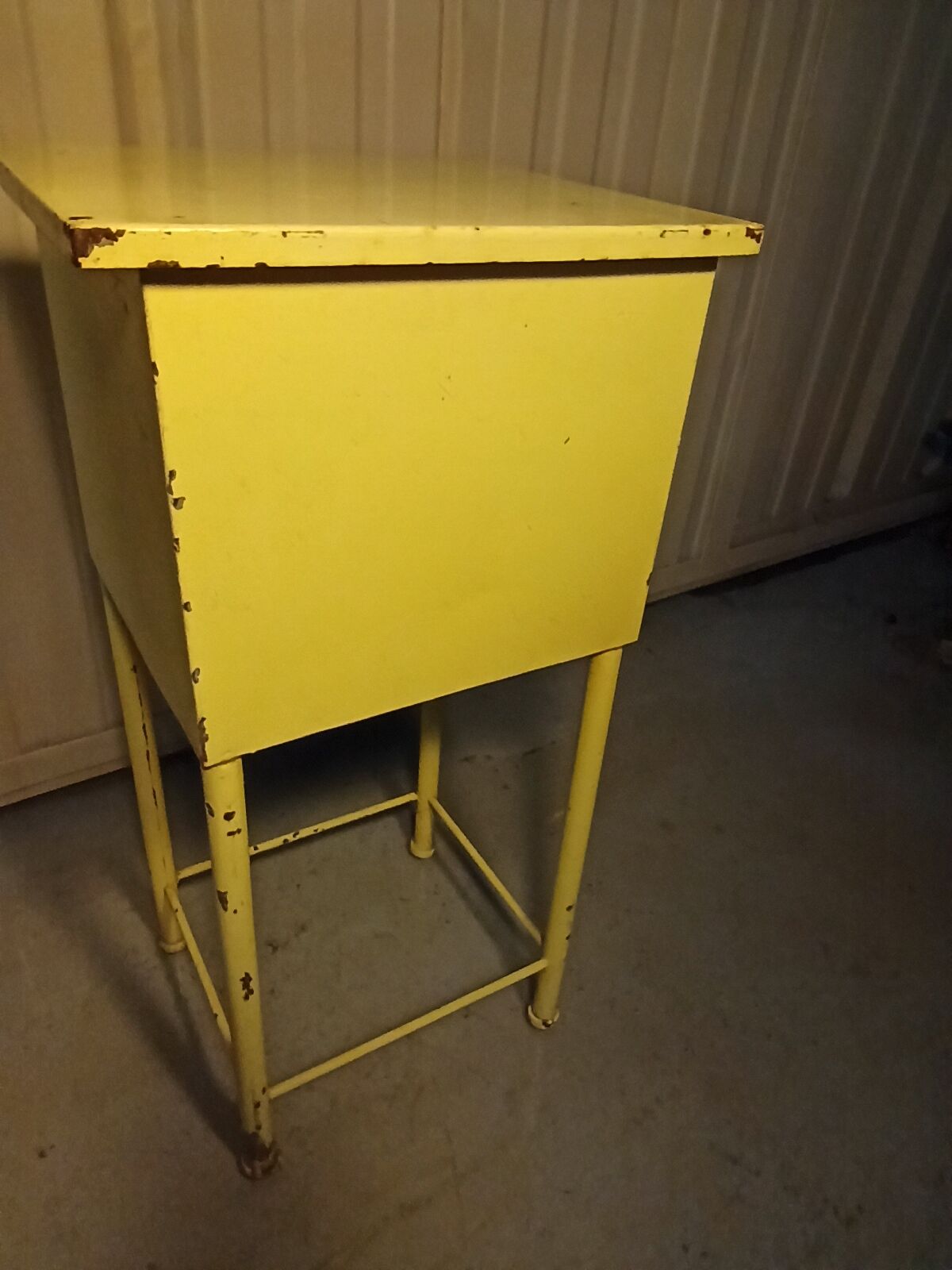 Meuble atelier métallique industriel une porte jaune