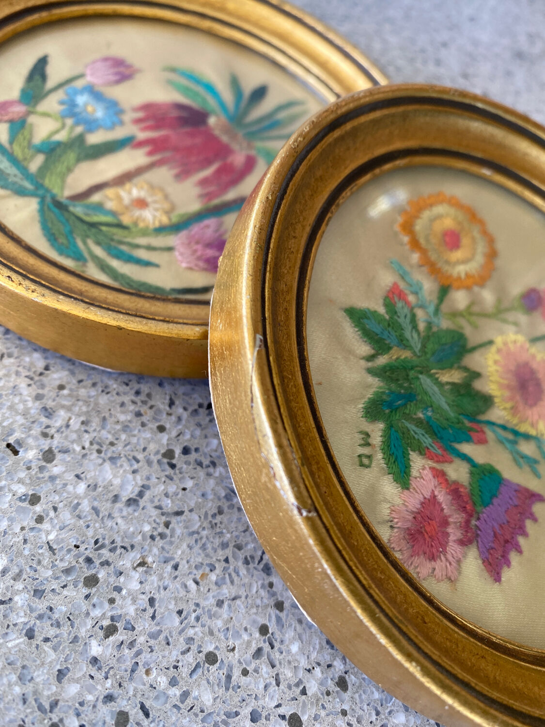 2 medallions embroidery of flowers