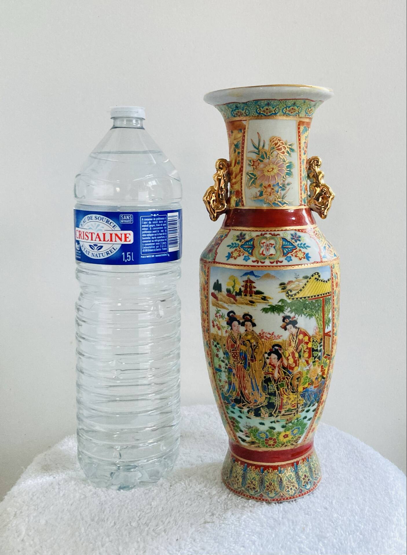 Antique Japanese Satsuma vase, 19th - early 20th century, decorated with geishas.