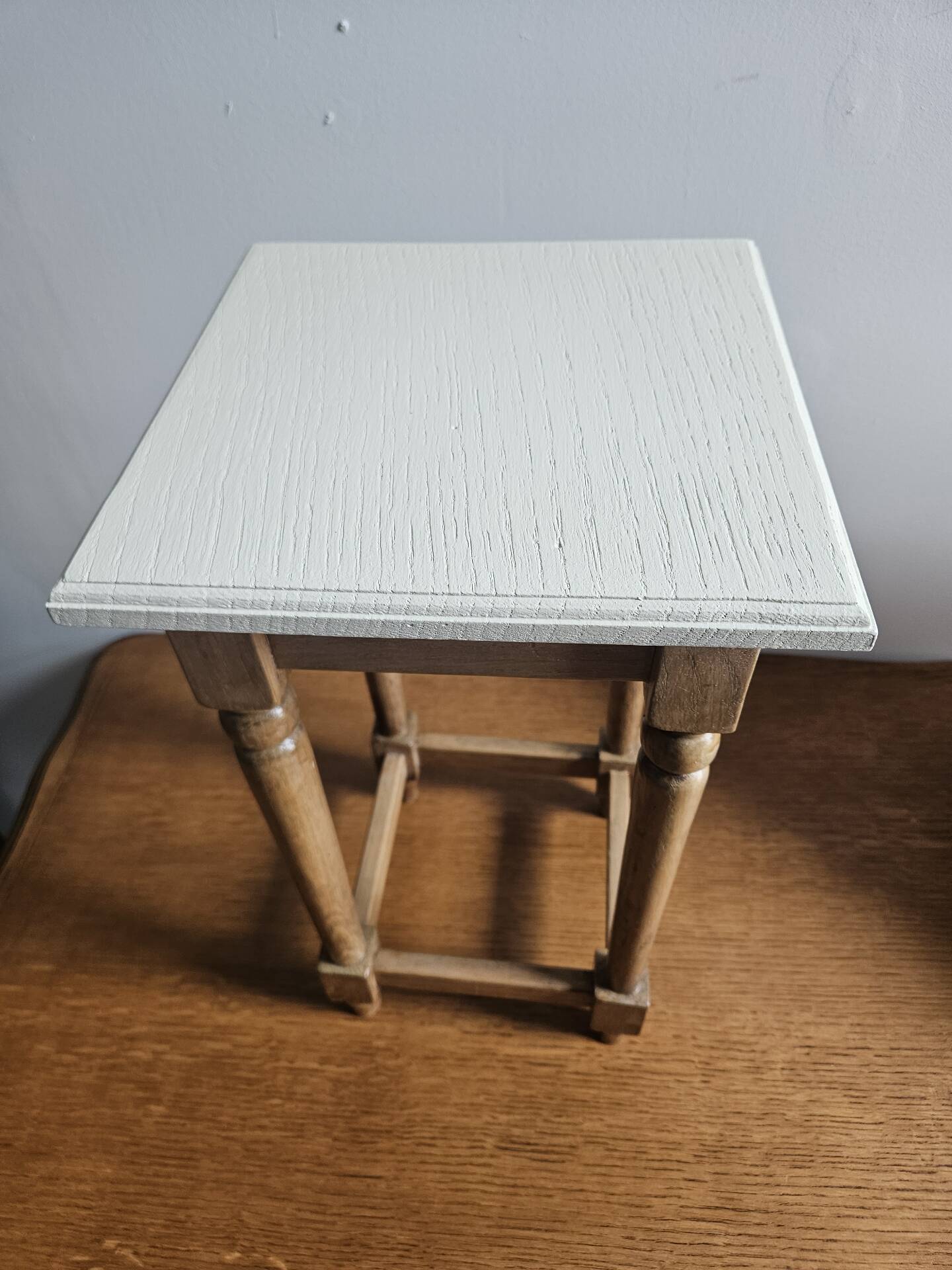 Tabouret ancien en bois brut et blanc cassé