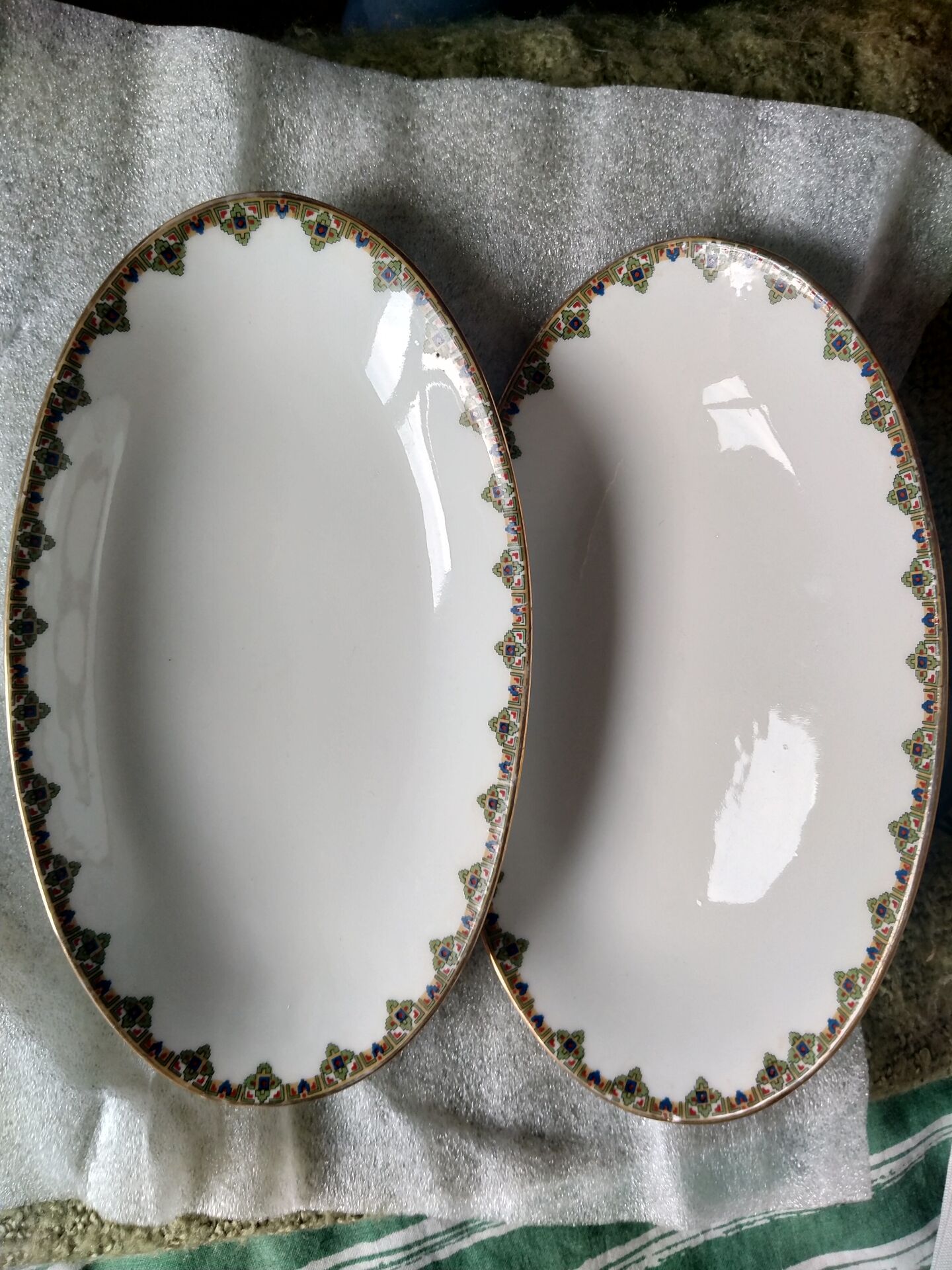 2 porcelain dishes with lions in the French Art Deco style