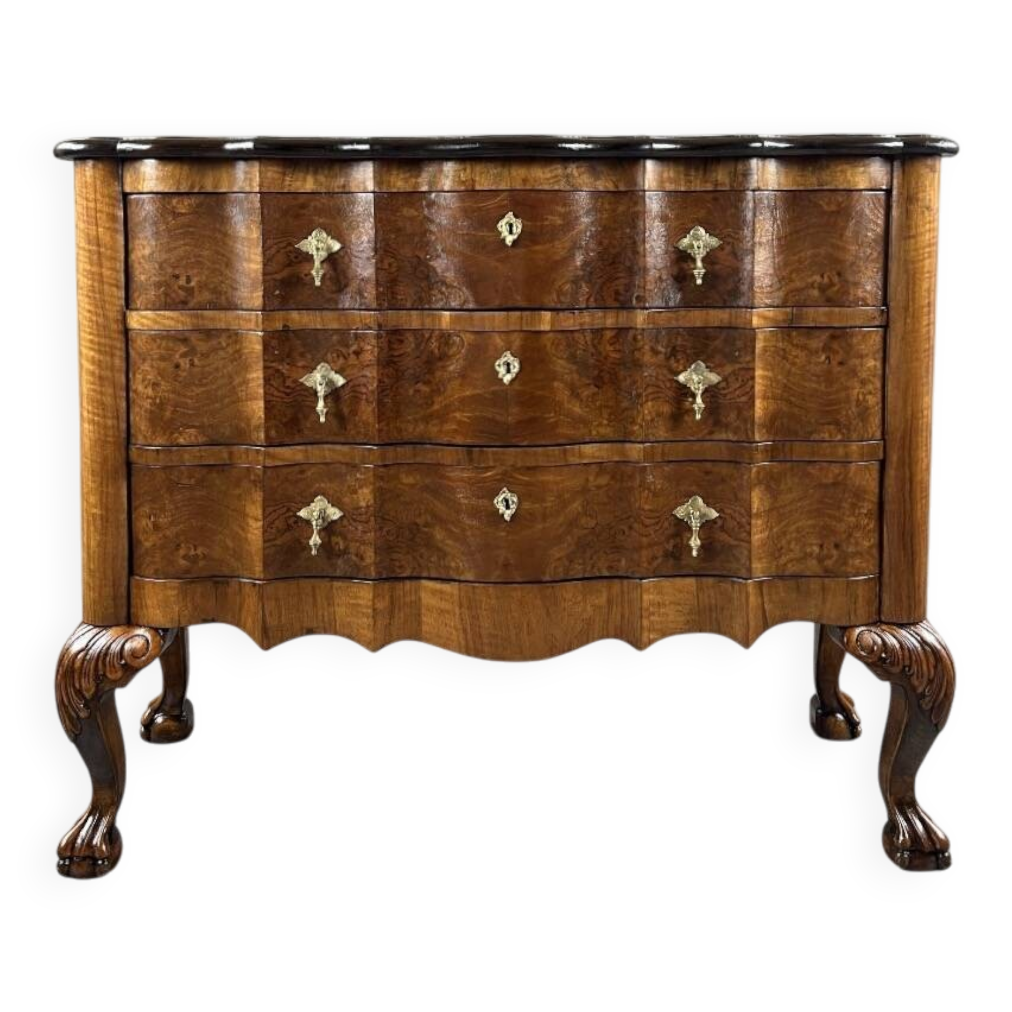 Commode de style Louis XV en placage de loupe de noyer, XXe siècle