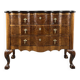 Commode de style Louis XV en placage de loupe de noyer, XXe siècle