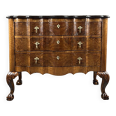 Commode de style Louis XV en placage de loupe de noyer, XXe siècle
