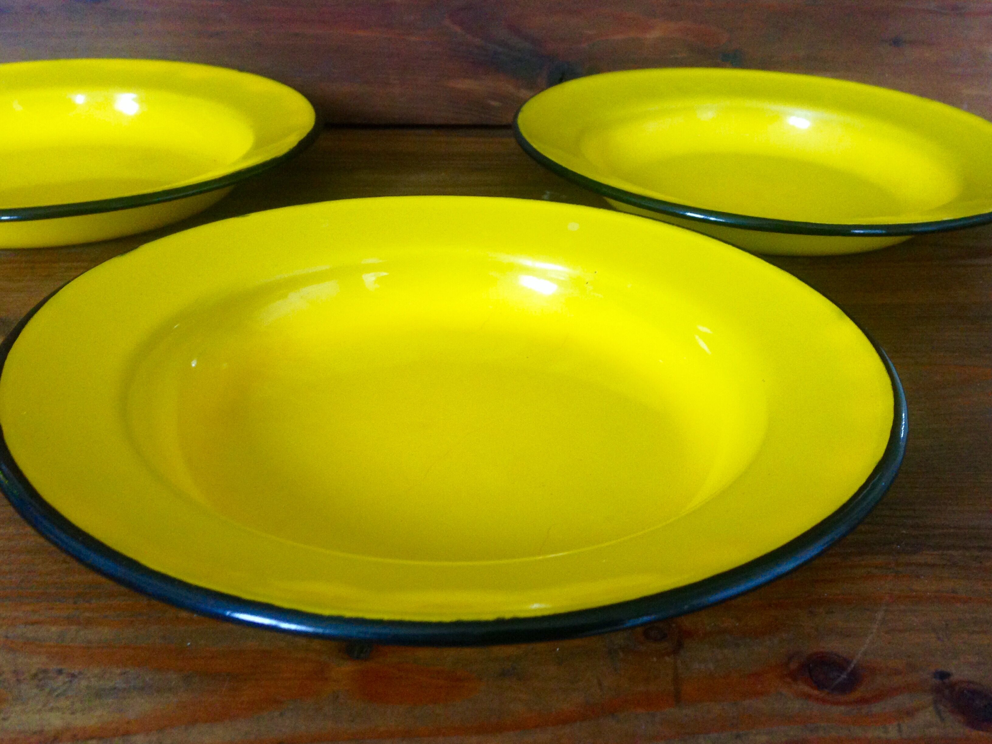 Soup plates in enameled sheet metal series