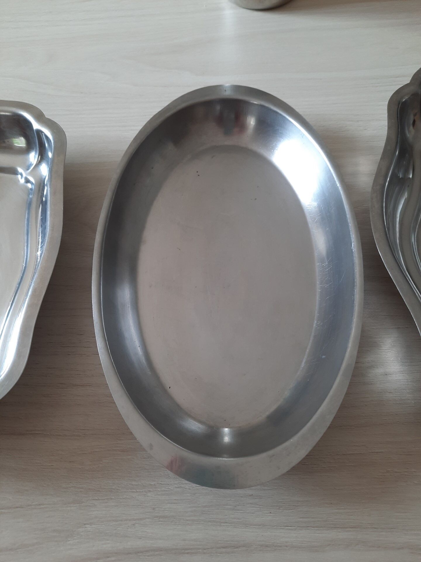 Set of 3 dishes and 1 stainless steel pitcher