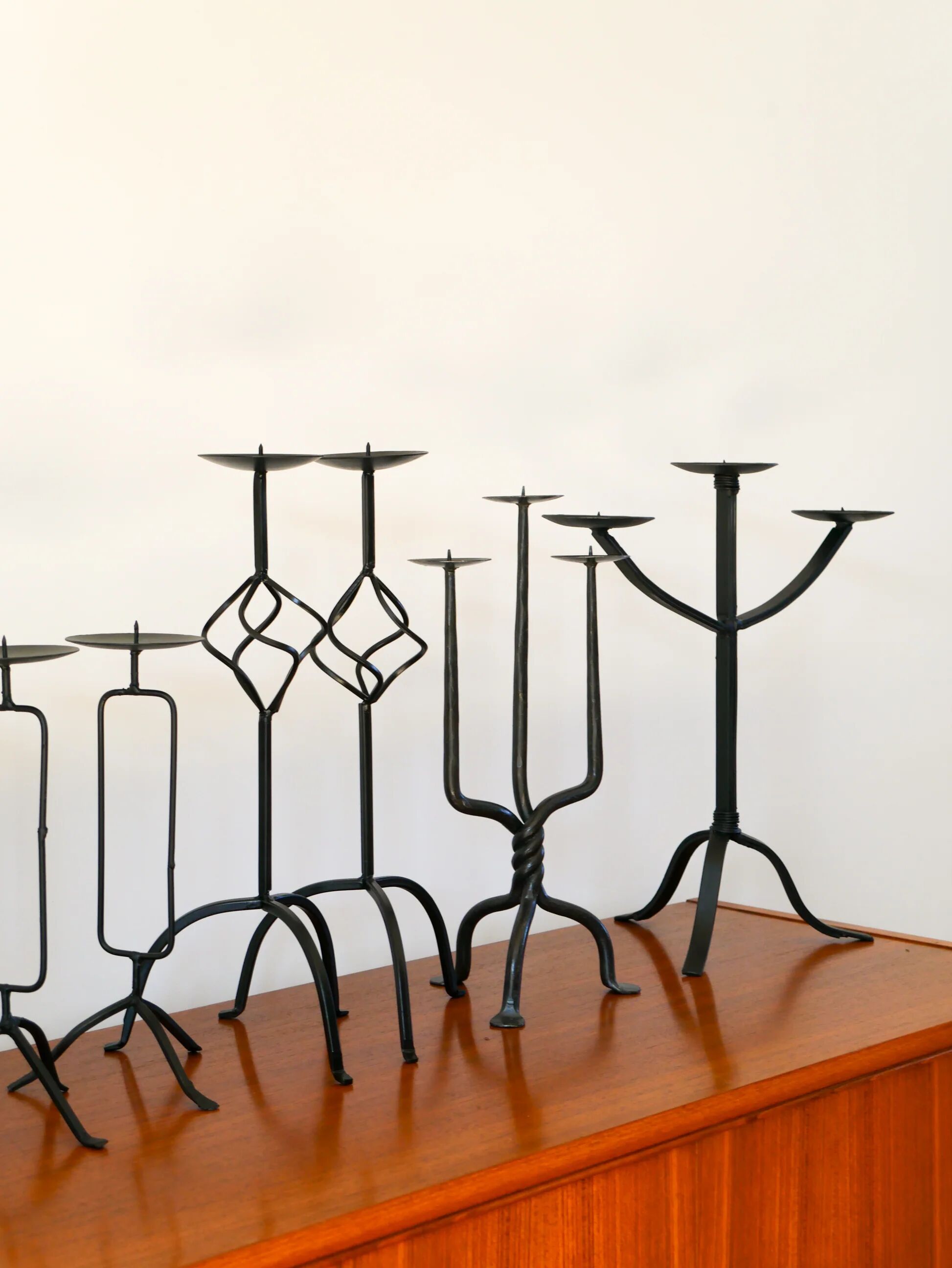 Pair of black iron tripod candlesticks, brutalist, 1970 - 30 cm