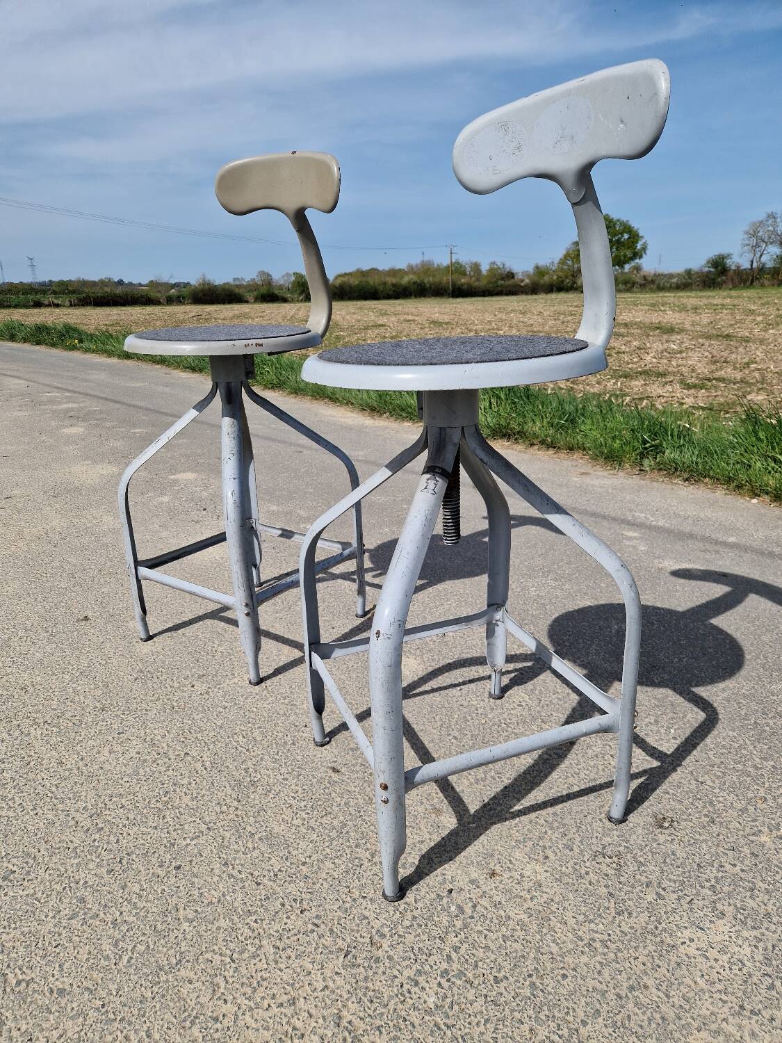 Lot de 2 chaises haute atelier modèle Nicolle dit à queue de baleine