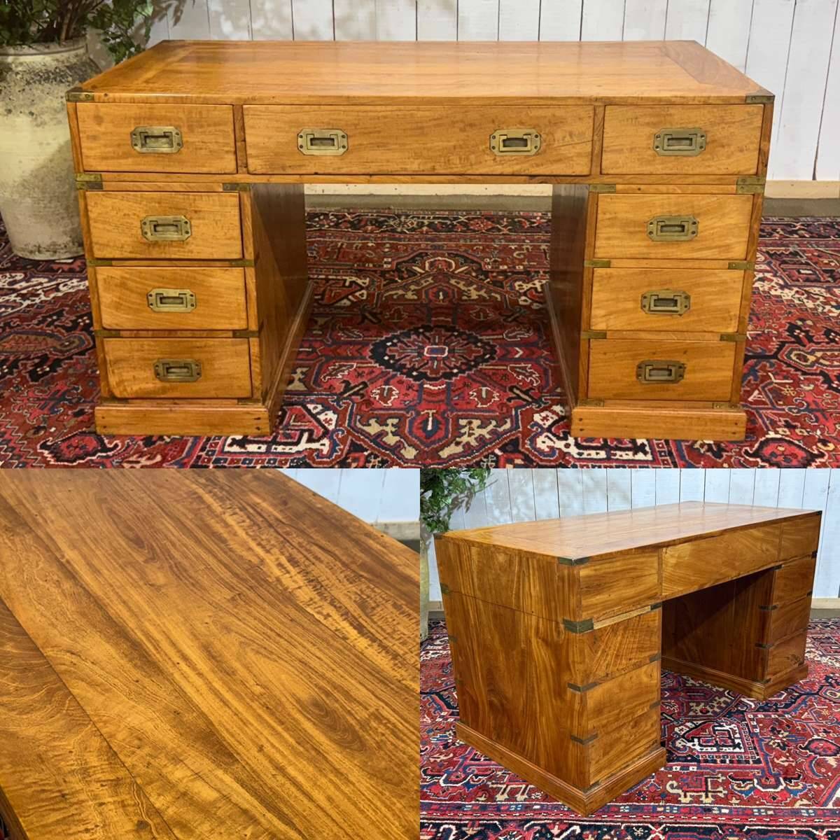 Bureau plat de style marine en acajou blond