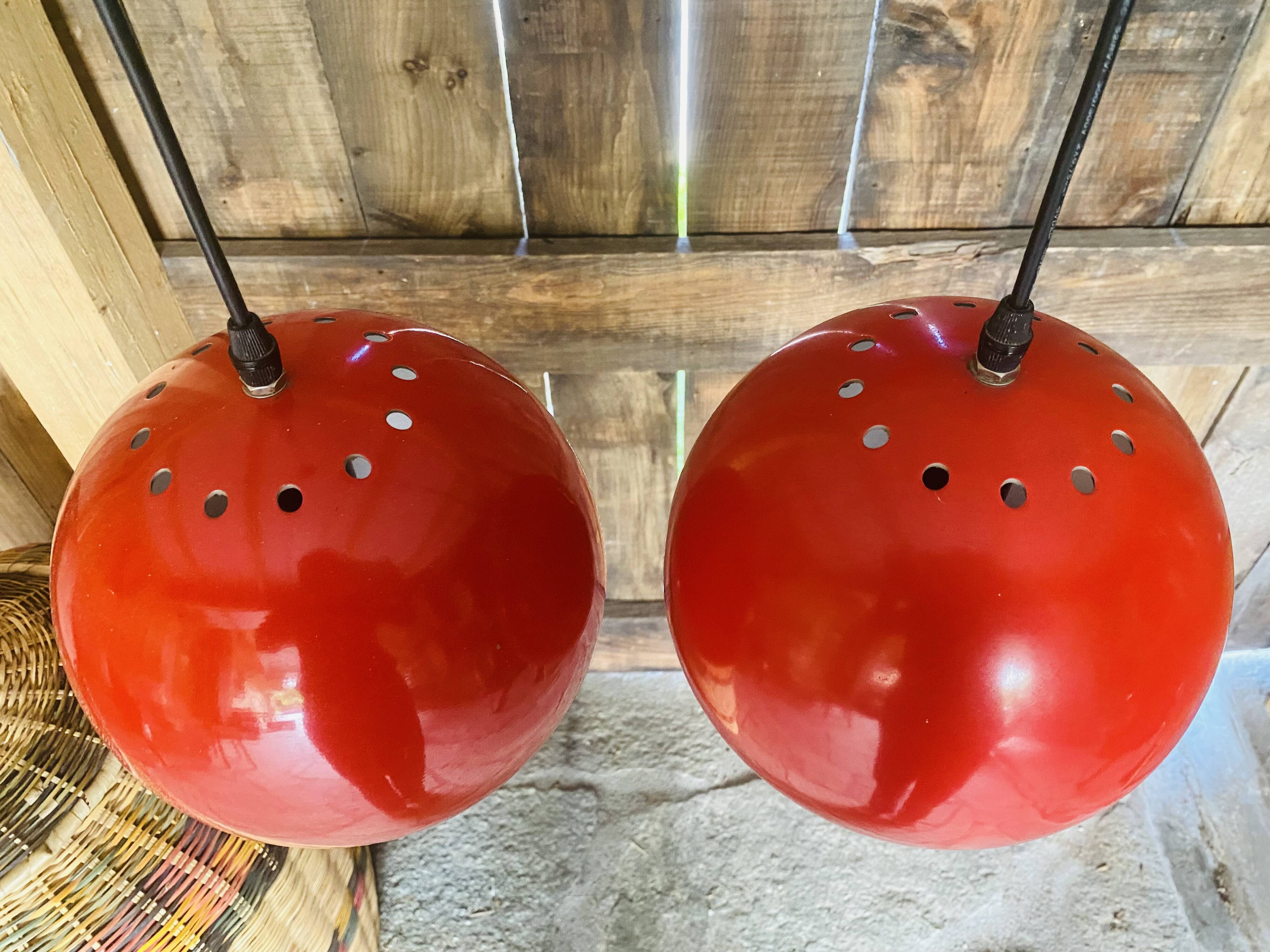 Paire de suspension boule rouge en métal années 70.