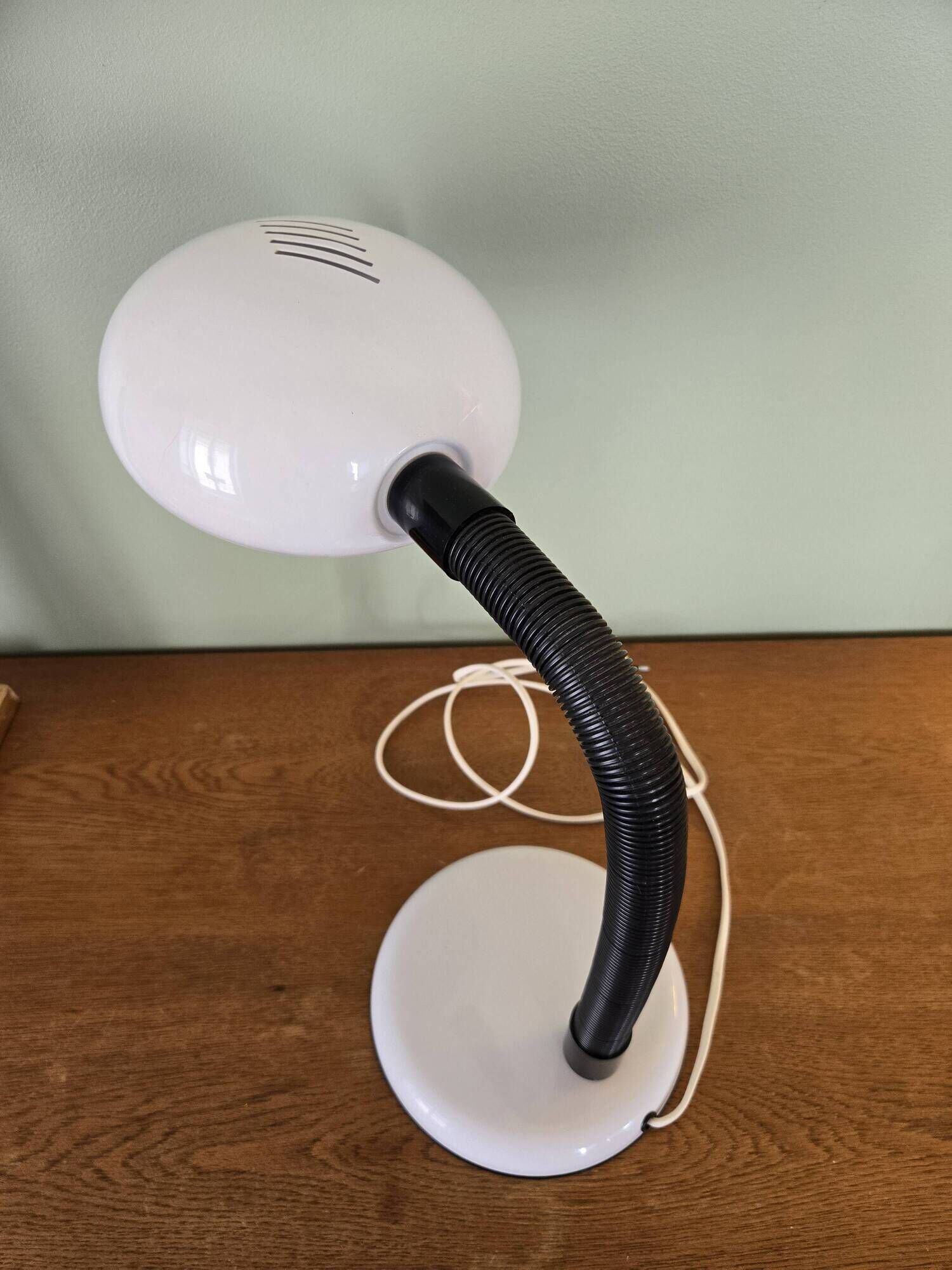 VINTAGE DESK LAMP IN WHITE METAL AND FLEXIBLE ARM - 70S DESIGN
