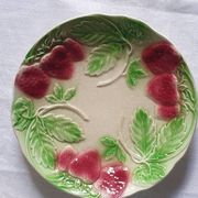 Six assiettes en barbotine décor fraises