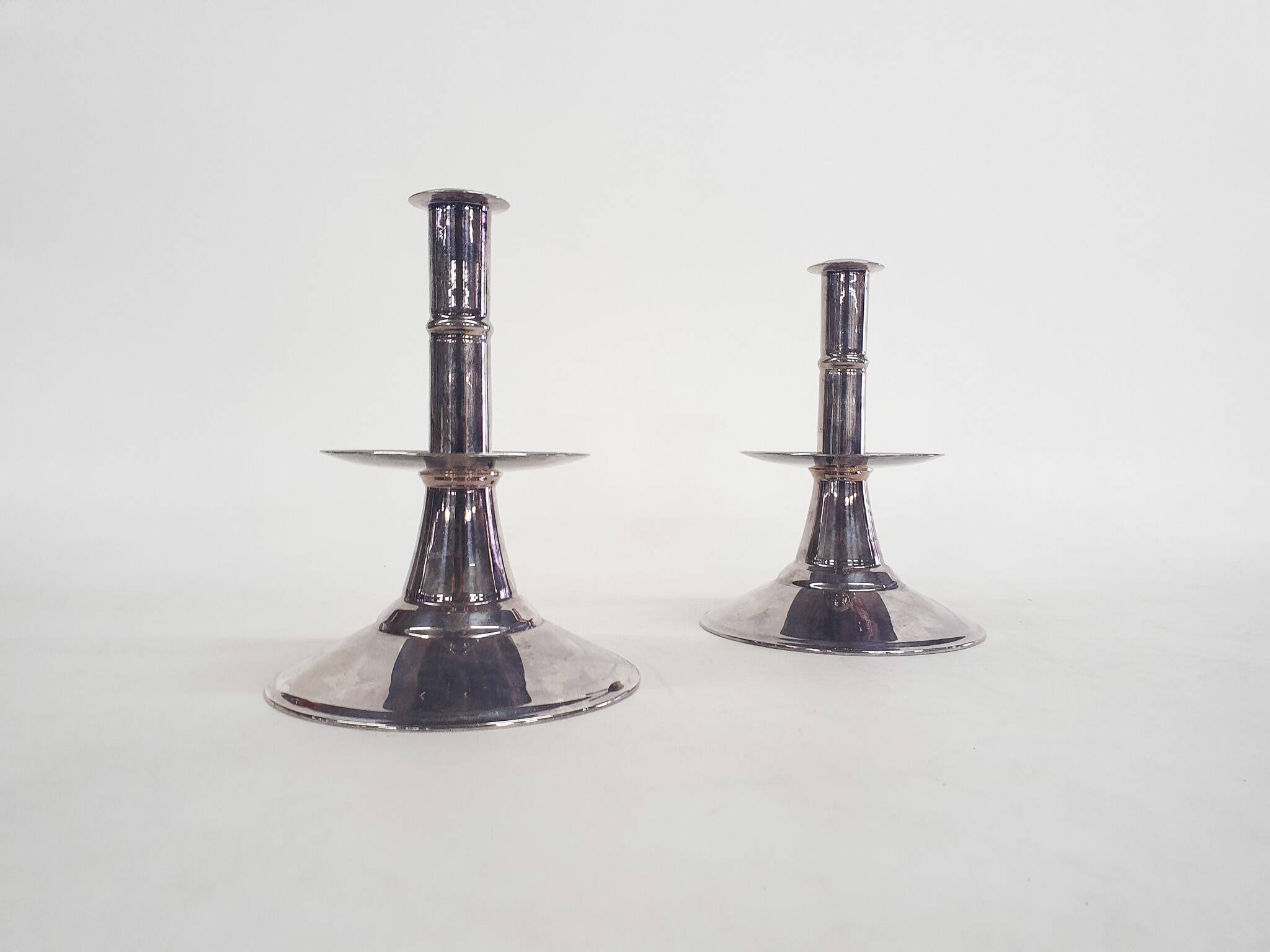Ensemble de deux bougeoirs en argent, Angleterre, années 1670
