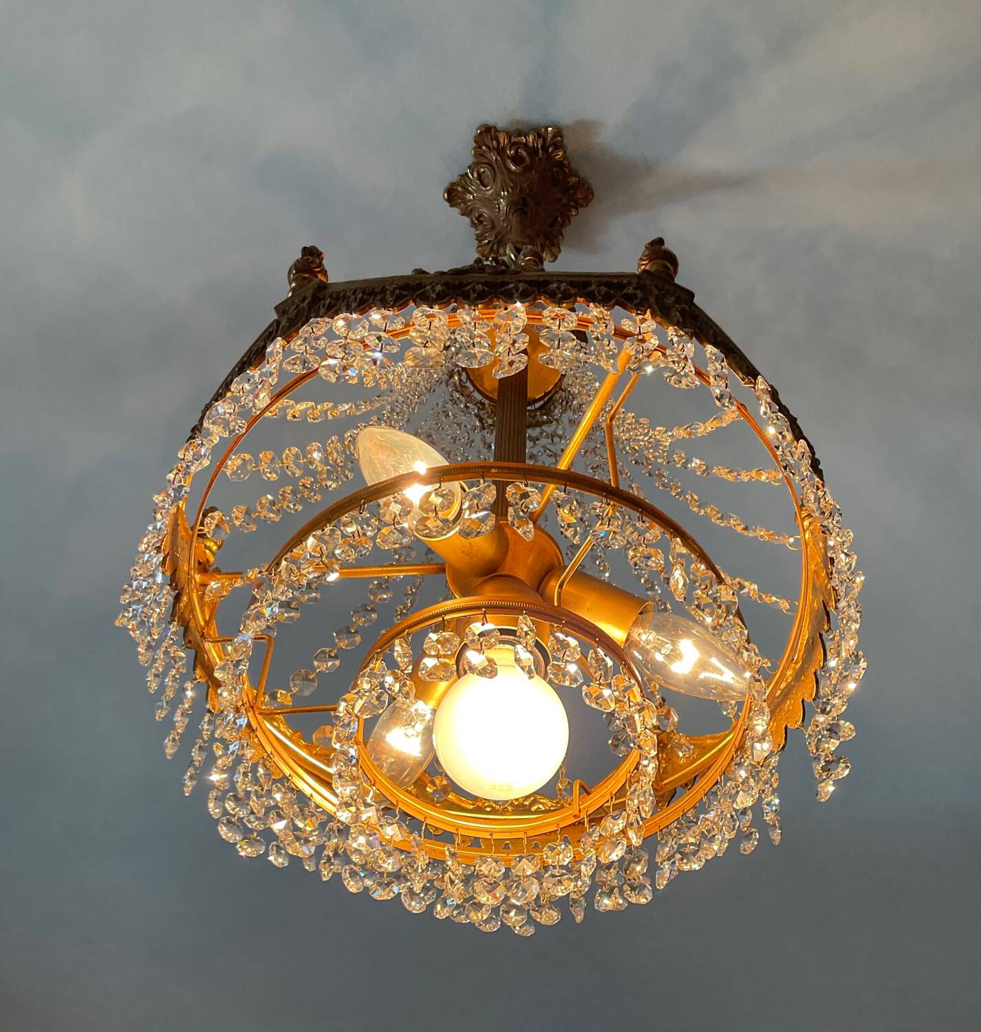 Lustre cascade en bronze et pampilles de cristal