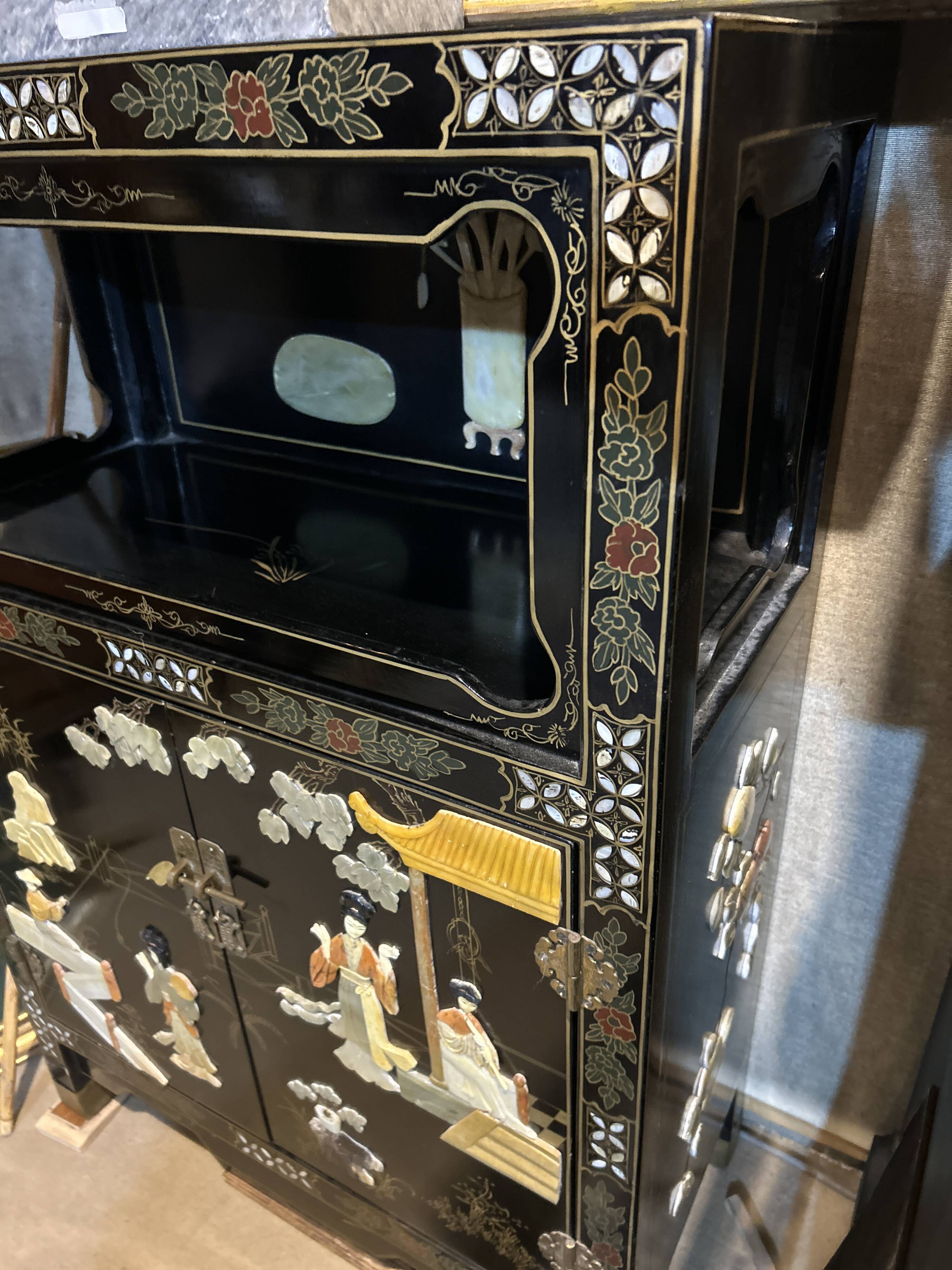 Petit meuble d'appui chinois en laque et "pierres dures"