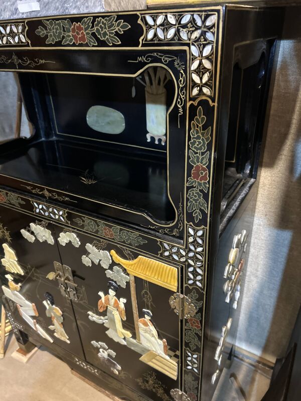 Petit meuble d'appui chinois en laque et ''pierres dures