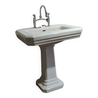 Free standing washbasin