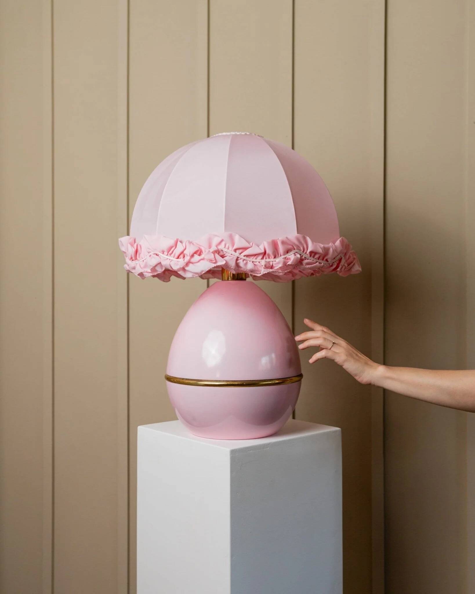 Lampe de table en métal rose XXL avec abat-jour froncé - Régence hollywoodienne des années 1980, fabriquée en Italie