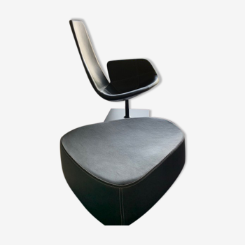 Fauteuil Fjord Moroso avec son pouf, design Patricia Urquiola 2002, acier et cuir lisse noir