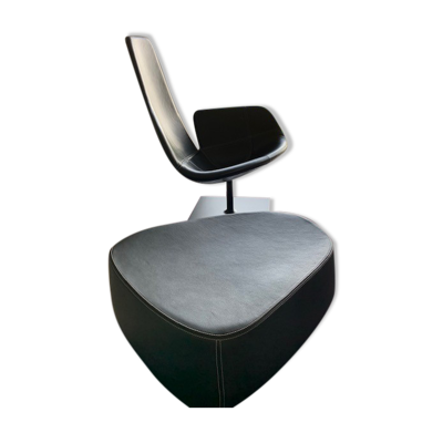 Fauteuil Fjord Moroso avec son pouf, design Patricia Urquiola 2002, acier et cuir lisse noir