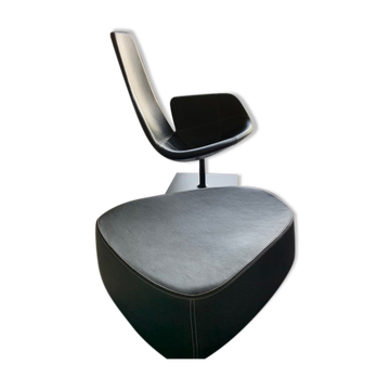 Fauteuil Fjord Moroso avec son pouf, design Patricia Urquiola 2002, acier et cuir lisse noir