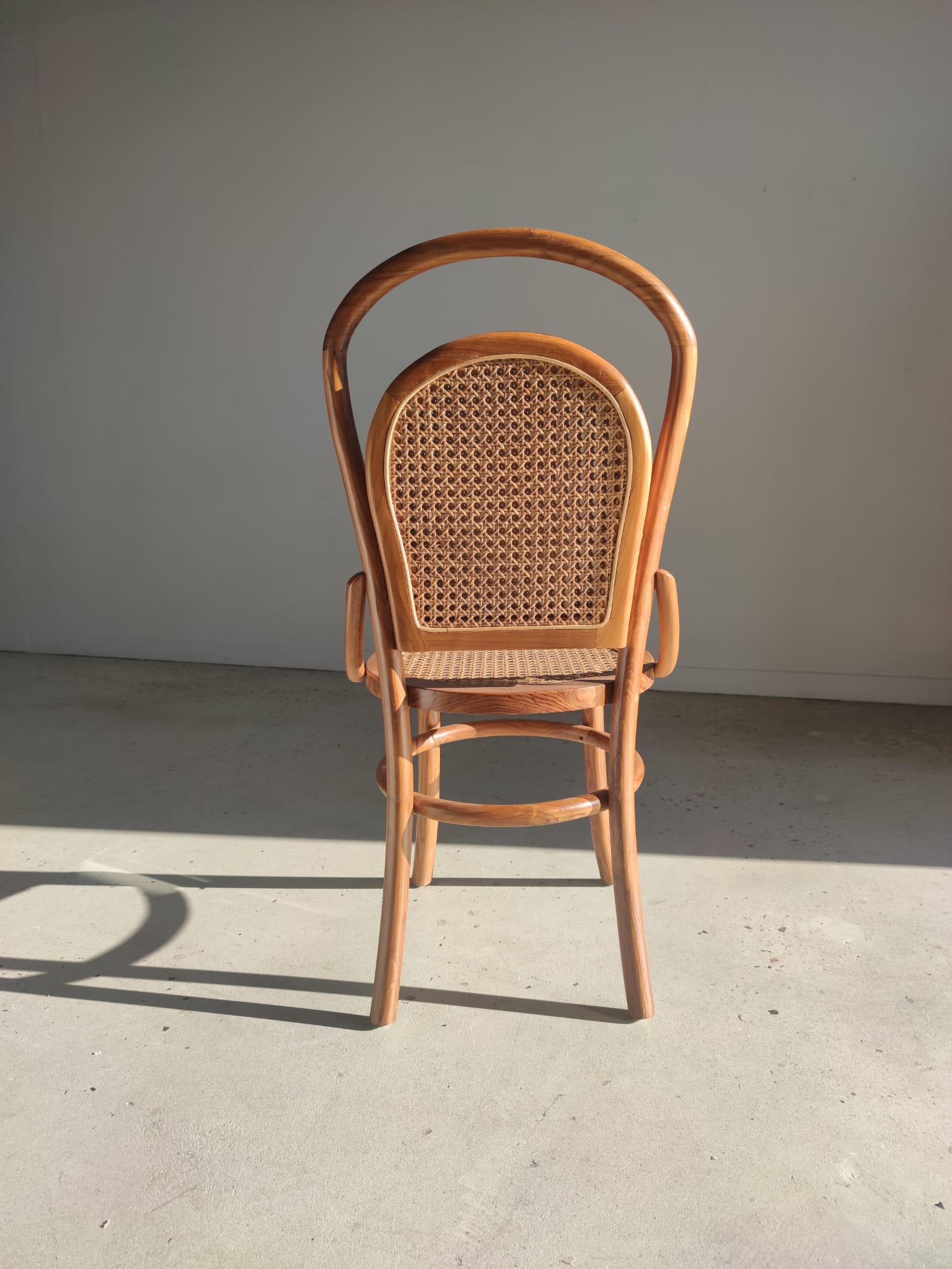 Chaise cannée en bois naturel