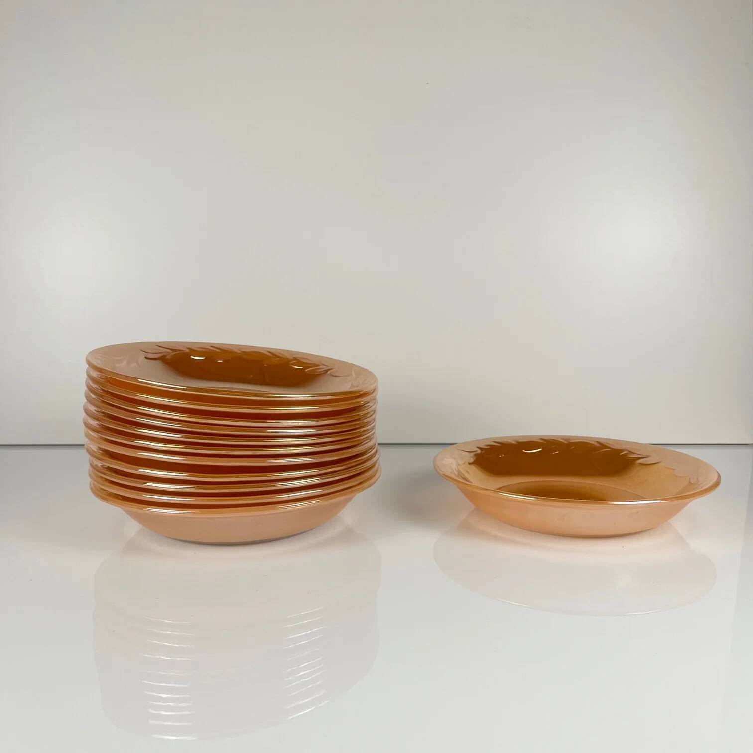 Important Fire-King Peach Lustre "Laurel Leaf" service for 12 people, Anchor Hocking, USA, 1950s.